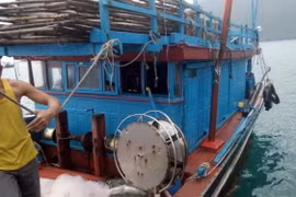 Chiếc tàu cá BĐ 31153 TS bị tàu nước ngoài truy sát . Nguồn Tuổi trẻ
