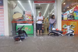 Phố Phan Văn Trường (quận Cầu Giấy) là một trong những nơi bị ngập rất sâu sáng 17/7.