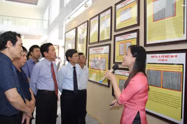 Các đại biểu tham quan Triển lãm