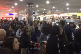 Hành khách chờ hệ thống máy tính phục hồi tại sân bay Melbourne, Australia. Ảnh: Twitter. 