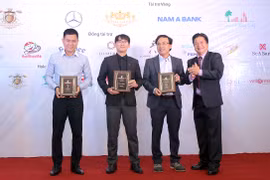 Ông Nguyễn Bình Phương – Phó Tổng Giám đốc Nam A Bank (thứ hai từ phải qua) nhận bằng lưu niệm tại giải Golf Đà Lạt Open Championship 2017.