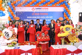 Nghi lễ cắt băng khai trương. Nguồn: LienVietPostBank