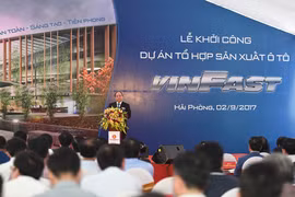 Thủ tướng biểu dương Tập đoàn Vingroup về việc bắt tay nhanh chóng hiện thực hoá thương hiệu ôtô quốc gia. Ảnh: VGP/Quang Hiếu.