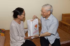 Tổng Bí thư Nguyễn Phú Trọng tặng quà cho người có công tại Trung tâm Nuôi dưỡng và điều dưỡng người có công số 2 Hà Nội.