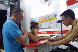 Một du khách nước ngoài chọn mua vé số điện toán