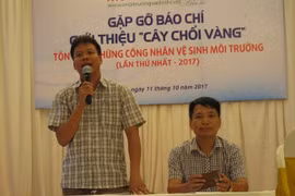 Đại diện ban tổ chức, ông Đồng Xuân Thụ và ông Đặng Vương Hưng phát biểu tại buổi họp báo.