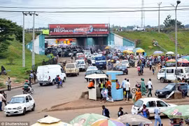 Sang đường ở Nigeria: Đây là một trải nghiệm dựng tóc gáy, khi những người đi bộ và xe không tuân thủ theo một quy tắc nào. Các nhóm người đi bộ thường đi qua đường trước mũi những chiếc xe chạy với vận tốc 100 km/h. Nếu xe đâm phải người đi bộ, lái xe th