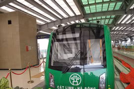 Đầu tàu Tuyến đường sắt Cát Linh - Hà Đông tại triển lãm.