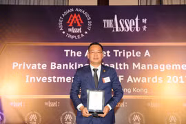 Đại diện của SeABank nhận giải thưởng.