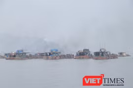 Một cụm tàu khai thác cát tại Hải Phòng. Ảnh Quốc Dũng 