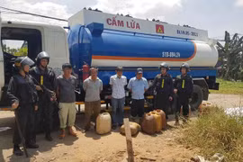 4 đối tượng bị bắt giữ cùng xe bồn tang vật