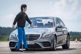 Một bài thử nghiệm tính năng hỗ trợ người lái xe của Mercedes-Benz với người giả trên đường 
