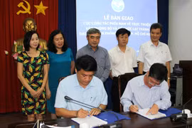 Thứ trưởng Nguyễn Minh Hồng trao Quyết định bổ nhiệm ông Lê Minh Trí - Ảnh: Hữu Vinh/Bộ TT&TT