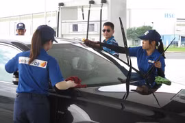 Quá trình đổ xăng tại IQ 8. Ảnh: Hoàng Hợi