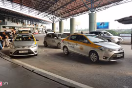 Taxi đón trả khách tại sân bay Nội Bài (Hà Nội).