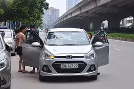Dù đã bỏ quy định “gắn mào” trên nóc xe, nhưng tại dự thảo, Bộ lại đề xuất dán chữ phản quang trên kính trước và sau nhằm dễ nhận diện.