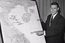 Bộ trưởng Quốc phòng Mỹ Robert S. McNamara trình bày về vụ việc xảy ra trong Vịnh Bắc Bộ (sự kiện Vịnh Bắc Bộ lần 2) ngày 4/8/1964 trong cuộc họp báo nửa đêm tại Lầu Năm Góc. 