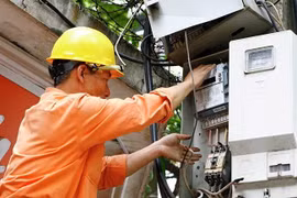 Bộ Công thương lo ngại về tình hình tiêu thụ điện được dự báo vẫn tiếp tục ở mức rất cao, nhiều khả năng sẽ lại tạo lập những kỷ lục mới. 