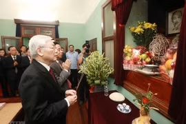 Tổng Bí thư, Chủ tịch nước Nguyễn Phú Trọng kính cẩn dâng hương, tưởng nhớ và tri ân công lao to lớn của Chủ tịch Hồ Chí Minh.