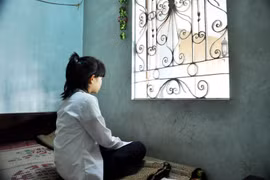 Các nạn nhân của những vụ xâm hại tình dục trẻ em đều bị ảnh hưởng nặng nề về mặt tâm lý, tình cảm. Trong ảnh: Một nạn nhân bị xâm hại tình dục khi chưa tròn 13 tuổi.