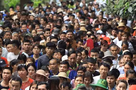 Lễ hội Đền Hùng năm nay khai hội đúng vào dịp cuối tuần nên lượng người đổ về hành hương tăng đột biến so với mọi năm. Cảnh tượng đông đúc có thể thấy ở khắp mọi nơi.