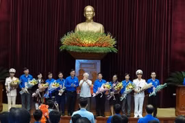 Tổng Bí thư, Chủ tịch nước Nguyễn Phú Trọng tặng hoa chúc mừng các đảng viên trẻ tiêu biểu toàn quốc. 