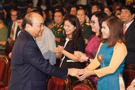 Thủ tướng chúc mừng các nghệ sĩ đã có những cống hiến xuất sắc cho sự nghiệp phát triển văn hóa, nghệ thuật dân tộc.
