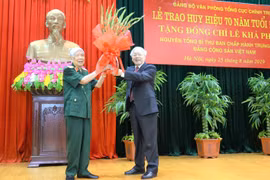 Tổng Bí thư, Chủ tịch nước Nguyễn Phú Trọng, Bí thư Quân ủy Trung ương trao Huy hiệu 70 năm tuổi Đảng tặng ông Lê Khả Phiêu, nguyên Tổng Bí thư Ban Chấp hành Trung ương Đảng Cộng sản Việt Nam, nguyên Chủ nhiệm Tổng cục Chính trị Quân đội nhân dân Việt Nam