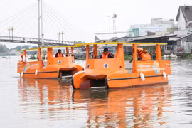 Hai chiếc thuyền chạy bằng năng lượng mặt trời giúp làm sạch sông Mê Kông được thử nghiệm đầu tiên tại tỉnh Vĩnh Long.
