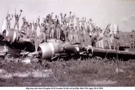 Máy bay ném bom B-26 Invader do Mỹ viện trợ là máy bay ném bom chính của Pháp tại ĐBP nhưng đã bị Việt Minh bắn hạ..