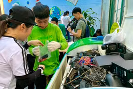 Nhiều bạn trẻ tham dự sự kiện đổi rác điện tử lấy cây, diễn ra tại đường sách, Quận 1 TP.HCM cách đây ít ngày.