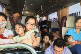 Tình trạng nhồi nhét vẫn xuất hiện trên một số xe khách liên tỉnh dịp nghỉ lễ dài ngày.