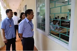 Ông Bùi Trọng Đắc, Giám đốc Sở từng khẳng định, việc chấm thi của tỉnh được làm theo đúng quy trình và không có bất cứ sự can thiệp nào. Trong ảnh, ông Đắc kiểm tra tại điểm thi trường THPT Lương Sơn (Hòa Bình). (Ảnh: hoabinh.edu.vn)