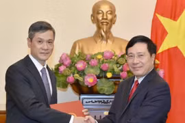 Ông Nguyễn Minh Vũ (trái).