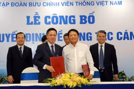 Ông Tô Dũng Thái (hàng trước, bên trái) được bổ nhiệm Phó Tổng giám đốc Tập đoàn, Chủ tịch VNPT - Vinaphone.