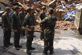Một nhóm của Binh chủng hóa học trao đổi, phân công nhiệm vụ tại kho Rạng Đông.