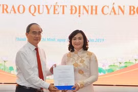 Lễ công bố và trao Nghị quyết của Ủy ban Thường vụ Quốc hội về phê chuẩn kết quả bầu Phó Chủ tịch HĐND TPHCM khóa IX (nhiệm kỳ 2016 - 2021) đối với bà Phan Thị Thắng.