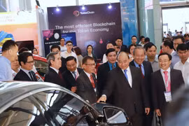 Thủ tướng cùng các đại biểu tham quan Triển lãm trong khuôn khổ hội thảo của Diễn đàn Kinh tế Tư nhân Việt Nam 2019 