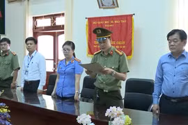 Ông Hoàng Tiến Đức (bên phải ngoài cùng) nghe đọc lệnh bắt tạm giam.