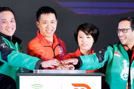 Tổng giám đốc, Phó Tổng giám đốc Go-Viet (áo đỏ) tại Lễ ra mắt Go-Việt.