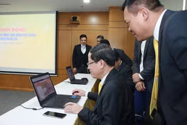 Ông Phạm Anh Tuấn, Chủ tịch HĐTV VnPost trải nghiệm mua sắm, đặt hàng trên sàn PostMart.