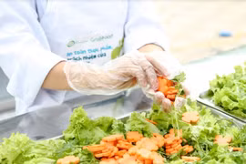 Hiện đang còn tồn tại nhiều khó khăn trong việc tuyên truyền, giáo dục về an toàn thực phẩm cho các hộ kinh doanh.