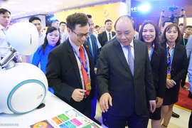 Thủ tướng gợi ý doanh nghiệp công nghệ Việt Nam thực hành khẩu hiệu hành động: sáng tạo tại Việt Nam, thiết kế tại Việt Nam, Việt Nam làm chủ công nghệ và chủ động trong sản xuất. 