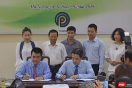 Lễ kí kết chương trình hợp tác giữa Cục Trẻ em và TikTok Việt Nam có sự chứng kiến của Nguyên Bộ trưởng Bộ TT&TT Lê Doãn Hợp (hàng hai, thứ hai trái sang) và đại diện nhiều cơ quan, tổ chức.