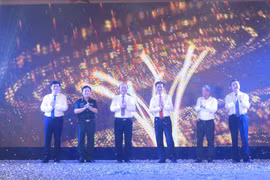 Trưởng Ban Tuyên giáo Trung ương Võ Văn Thưởng (thứ 3 từ phải sang) cùng các đại biểu khai trương hệ thống thông tin điện tử tuyên giáo (VCNET).