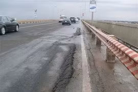 Mặt cầu Thăng Long sau nhiều lần sửa chữa vẫn tiếp tục hằn lún. 