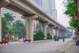 Phố phường Hà Nội vắng vẻ ngày mùng 1 Tết