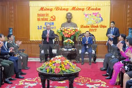 Sáng 28/1, tức Mùng 1 Tết Đinh Dậu, Thủ tướng Chính phủ Nguyễn Xuân Phúc đã đến thăm và chúc Tết Đảng bộ, chính quyền và nhân dân Đà Nẵng (Ảnh: Văn Sơn/TTXVN)