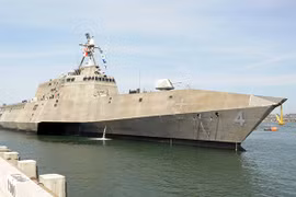  Đội tàu Hải quân Mỹ gồm chiến hạm USS Coronado và tàu cứu hộ USNS Salvor cùng gần 120 thủy thủ đã cập cảng Cam Ranh, chính thức chuyến thăm tỉnh Khánh Hòa trong 5 ngày.