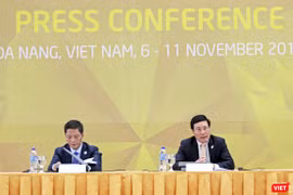 ​Chiều 09/11, tại Trung tâm báo chí quốc tế, Phó Thủ tướng, Bộ trưởng Ngoại giao Phạm Bình Minh, Chủ tịch Ủy ban Quốc gia APEC 2017 và Bộ trưởng Bộ Công thương Trần Tuấn Anh đã chủ trì buổi họp báo công bố kết quả của Hội nghị liên Bộ trưởng Ngoại giao - 